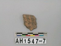 藏品(淺褐色夾砂陶片)的圖片